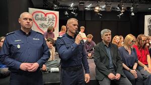 Uczestnicy wydarzenia siedzący na scenie, przed sceną przemawiają zaproszeni goście.
