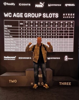 Komendant na ściance.