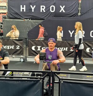 Komendant wykonuje ćwiczenia.