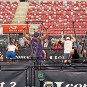 Komendant wykonuje ćwiczenia.