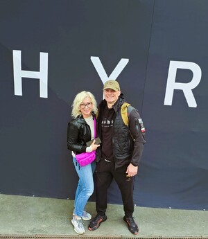 Komendant wraz z zoną na ściance.