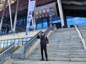 Komendant na schodach na stadionie narodowym.