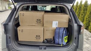 W bagażniku kartony .