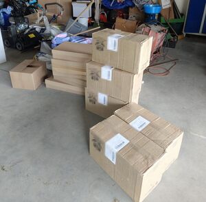 Kartonowe pudełka na ziemi.