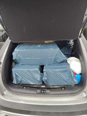 W bagażniku kartony okryte folią.