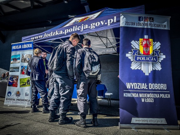 Policjanci na festiwalu służb mundurowych.