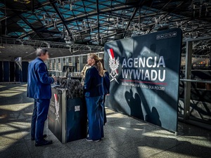 Przedstawiciele Agencji Wywiadu na festiwalu służb mundurowych.