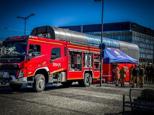 Strażacy na festiwalu służb mundurowych.