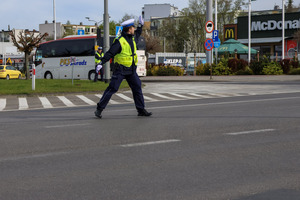 Policjant kierujący ruchem.