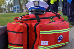 Torba i czapka policjanta ruchu drogowego.