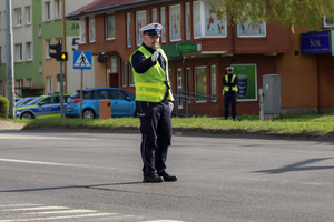 Policjant kieruje ruchem.