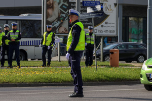 Policjant ruchu drogowego kierujący ruchem.