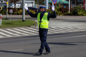 Policjant kierujący ruchem.