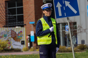 Policjant kierujący ruchem.