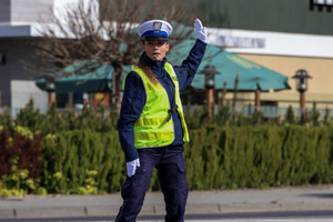Policjant kierujący ruchem.