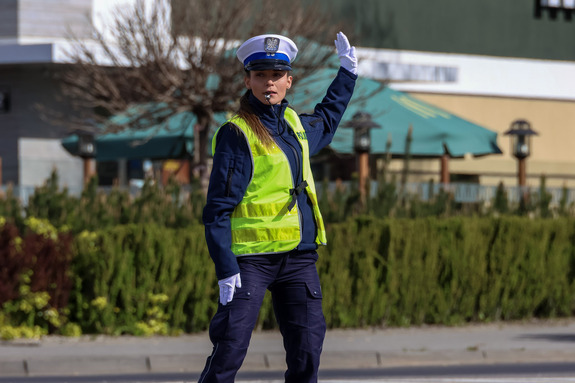 Policjant kierujący ruchem.