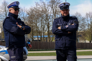 Dwaj policjanci ruchu drogowego.