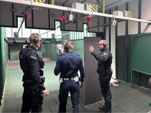 Policjanci na strzelnicy.