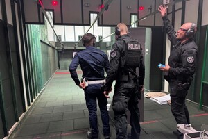 Policjanci na strzelnicy.