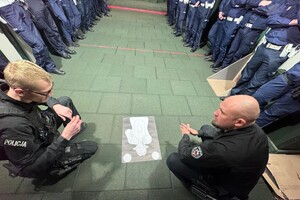 Policjanci na strzelnicy.