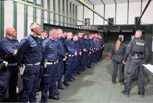 Policjanci na strzelnicy.