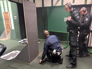 Policjanci na strzelnicy.