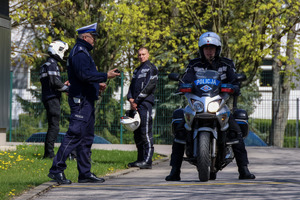 Policjanci ruchu drogowego w tym jeden na motocyklu.