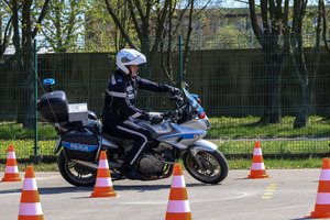 Policjant na motocyklu.