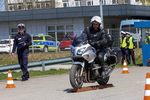Policjant na motocyklu.