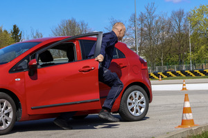 Policjant na placu manewrowym.