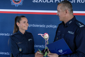 Zastępca Komendanta Wojewódzkiego Policji w Łodzi składa gratulacje policjantce.