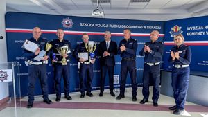 Zwycięscy policjanci z pucharami.