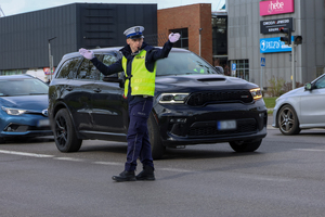 Policjant kierujący ruchem.