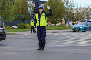 Policjant kierujący ruchem.