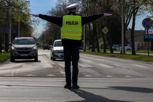 Policjant kierujący ruchem.