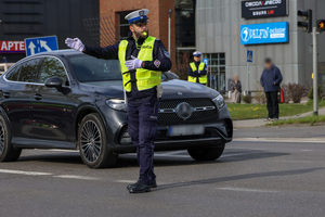 Policjant kierujący ruchem.