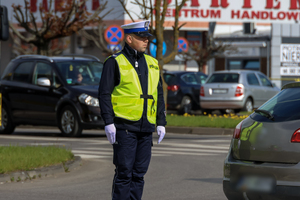 Policjant kierujący ruchem.