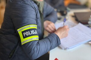 Policjantka sporządza dokumentację