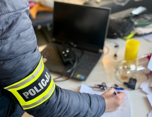 Policjantka sporządza dokumentacje.