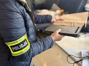Policjantka zabezpiecza komputer.