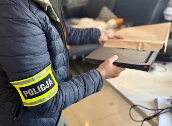 Policjantka zabezpiecza komputer.
