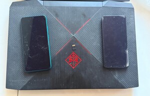 Zabezpieczony laptop, dwa telefony komórkowe i karta sim.