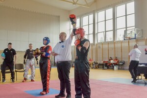 Na zdjęciu sędzia podnosi rękę policjantki po zwycięskiej walce.