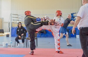 Policjanci podczas walki.