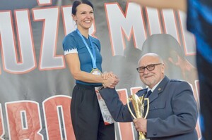 Policjanta otrzymująca dyplom i puchar.