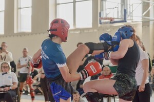 Policjantki podczas walki.