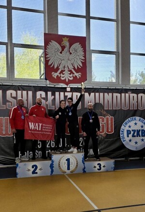 Policjanci stojący na podium.