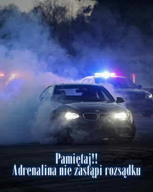Na zdjęciu znajduje się samochód za którym stoi radiowóz. Na zdjęciu napis Pamiętaj! Adrenalina nie zastąpi rozsądku.