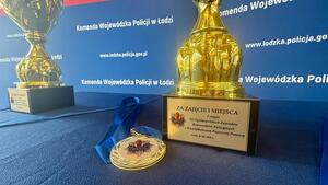 Na zdjęciu puchar i medal.
