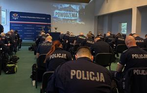 Policjanci piszą test wiedzy.